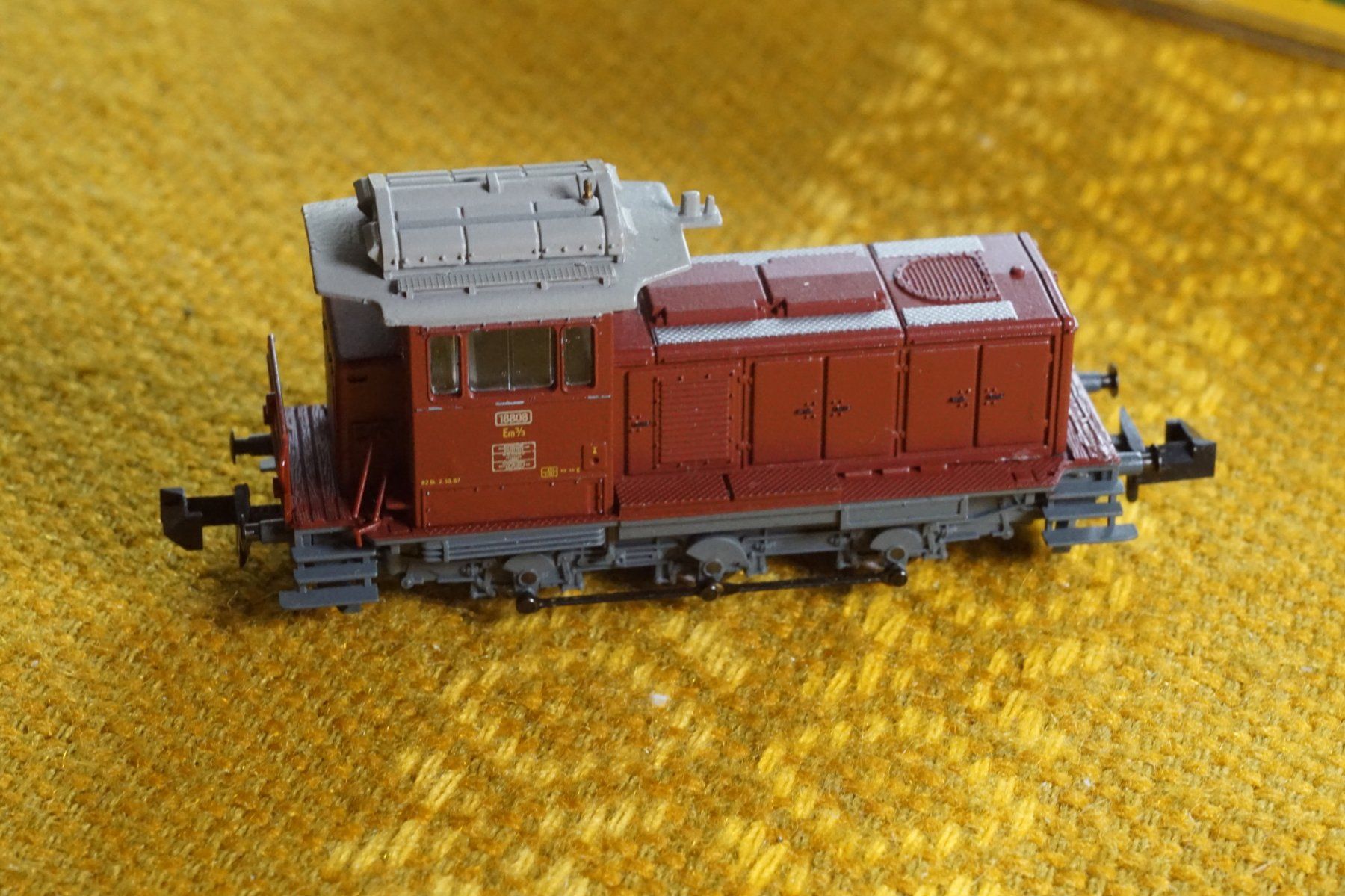 Trix Modelleisenbahnen: Minitrix Em 3/3 braun – Gebraucht aus Gränichen von iknow