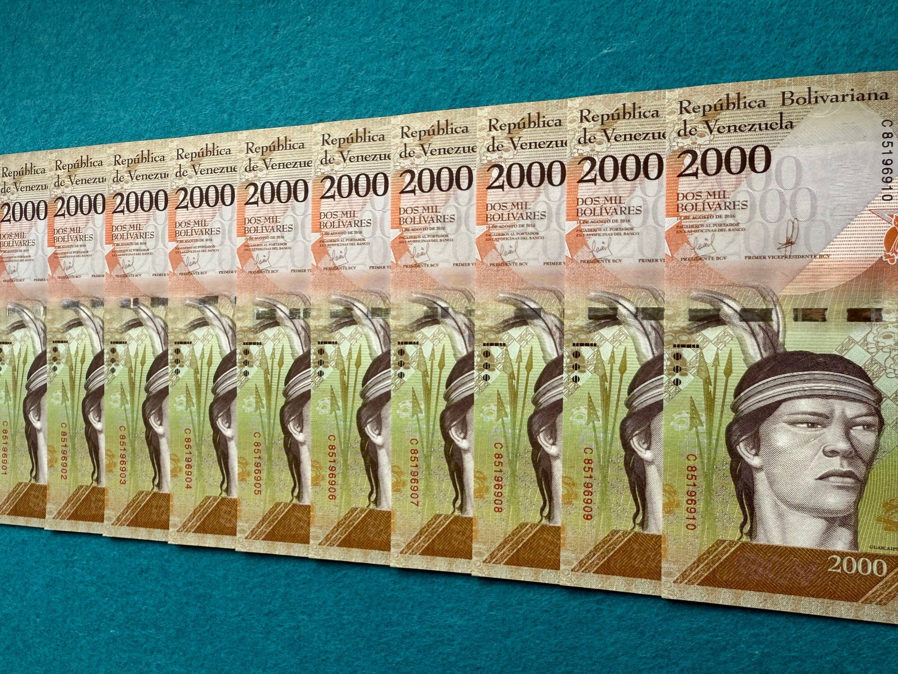 Banconote: Venezuela 2016 - 10 x 2000 Bolivares UNC – Nuovo e nell'imballaggio originale da Pfäffikon SZ venduto da Sieben77