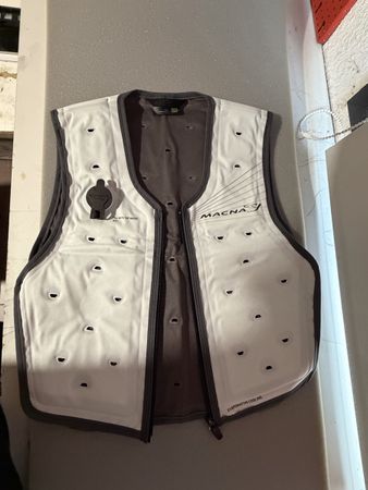 Gilet rafraîchissant Macna pour femme, idéal pour l'été!