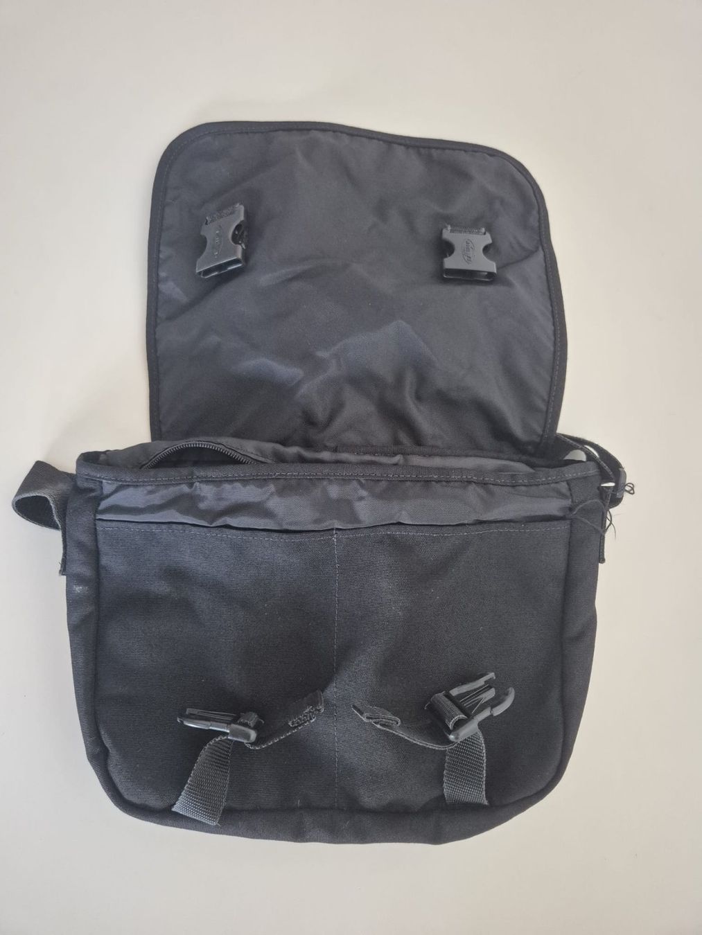 Eastpak Borse: Eastpak Messenger Bag schwarz – Usato da Wallisellen venduto da sal_tb68 1