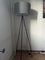 graue Stehlampe 
