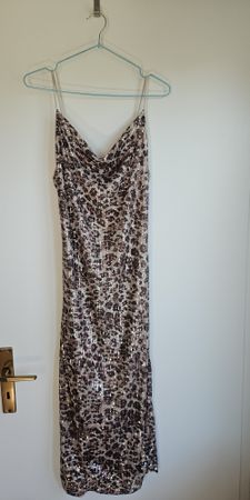 Elegantes Pailletten Kleid im Leo-Look