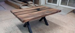 Couchtisch Salontisch aus schweizer Nussbaumholz Epoxidharz