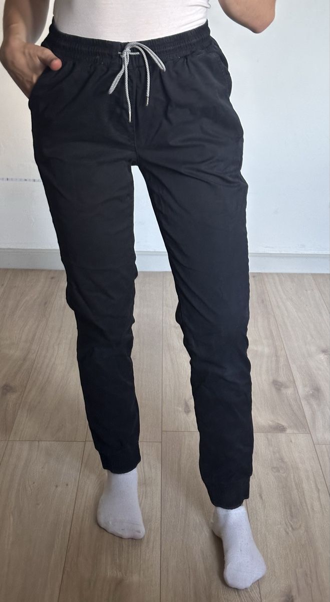 Pantaloni: Schwarze Chino-Hose Jogger-Style Recolution S/M – Usato da Zürich venduto da mar_8myn