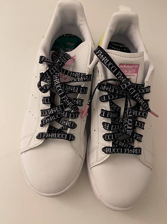 Scarpe da donna: Zwei Paar Adidas-Schuhe in Grösse 39.5 – Usato da Zürich venduto da alisia03