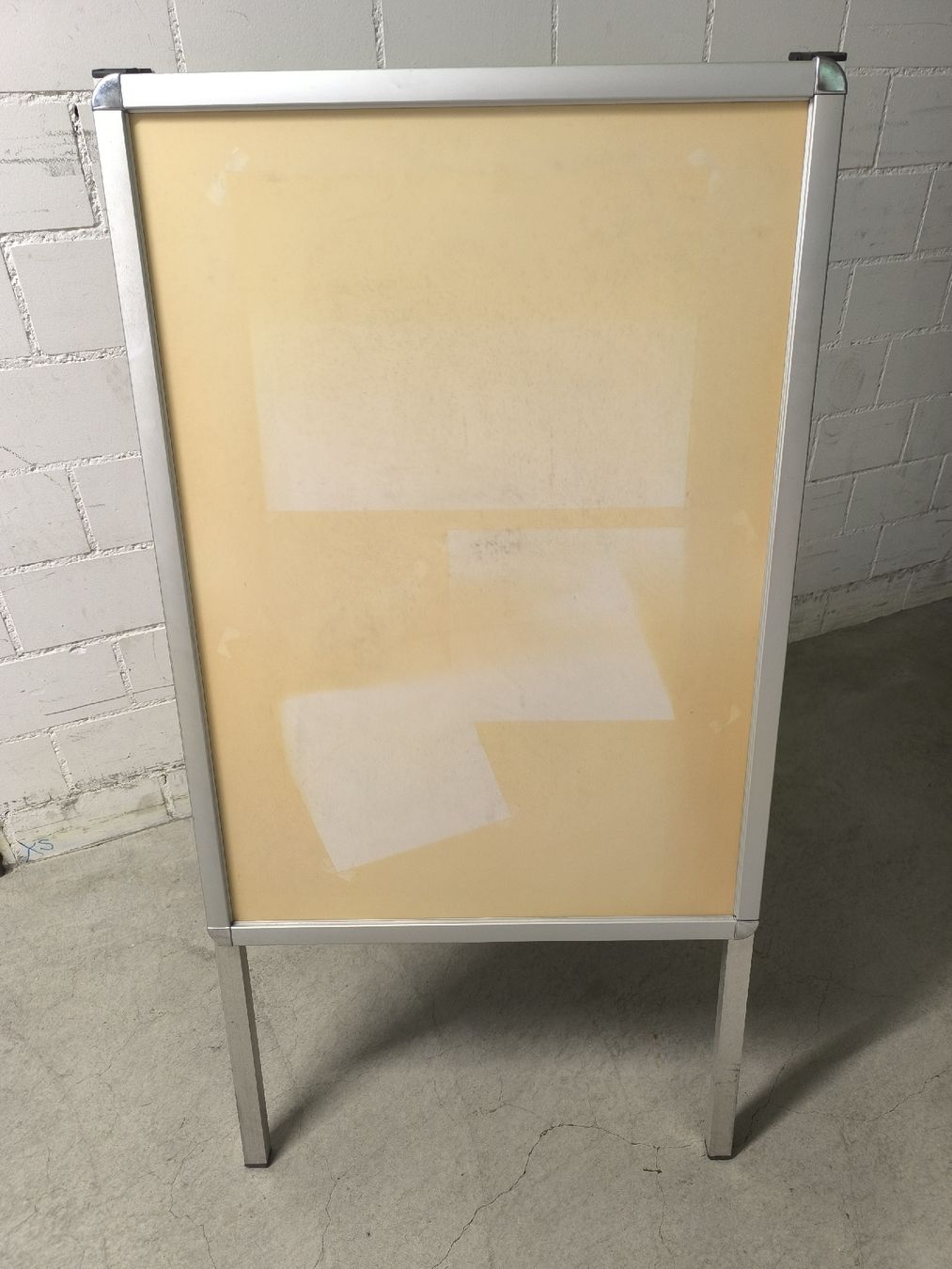 Equipement de magasin & Foires: Plakatständer – D'occasion à Winterthur par Tinot