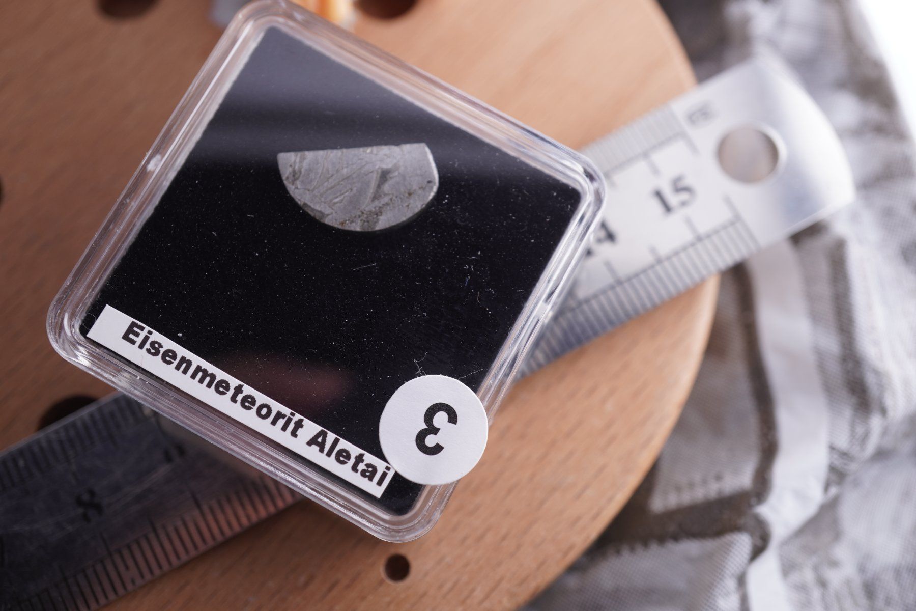 Minerali & Pietre curative: Eisenmeteorit Scheibe   Aletai    Ab 1.- – Nuovo e nell'imballaggio originale da Eschenbach SG venduto da topstone