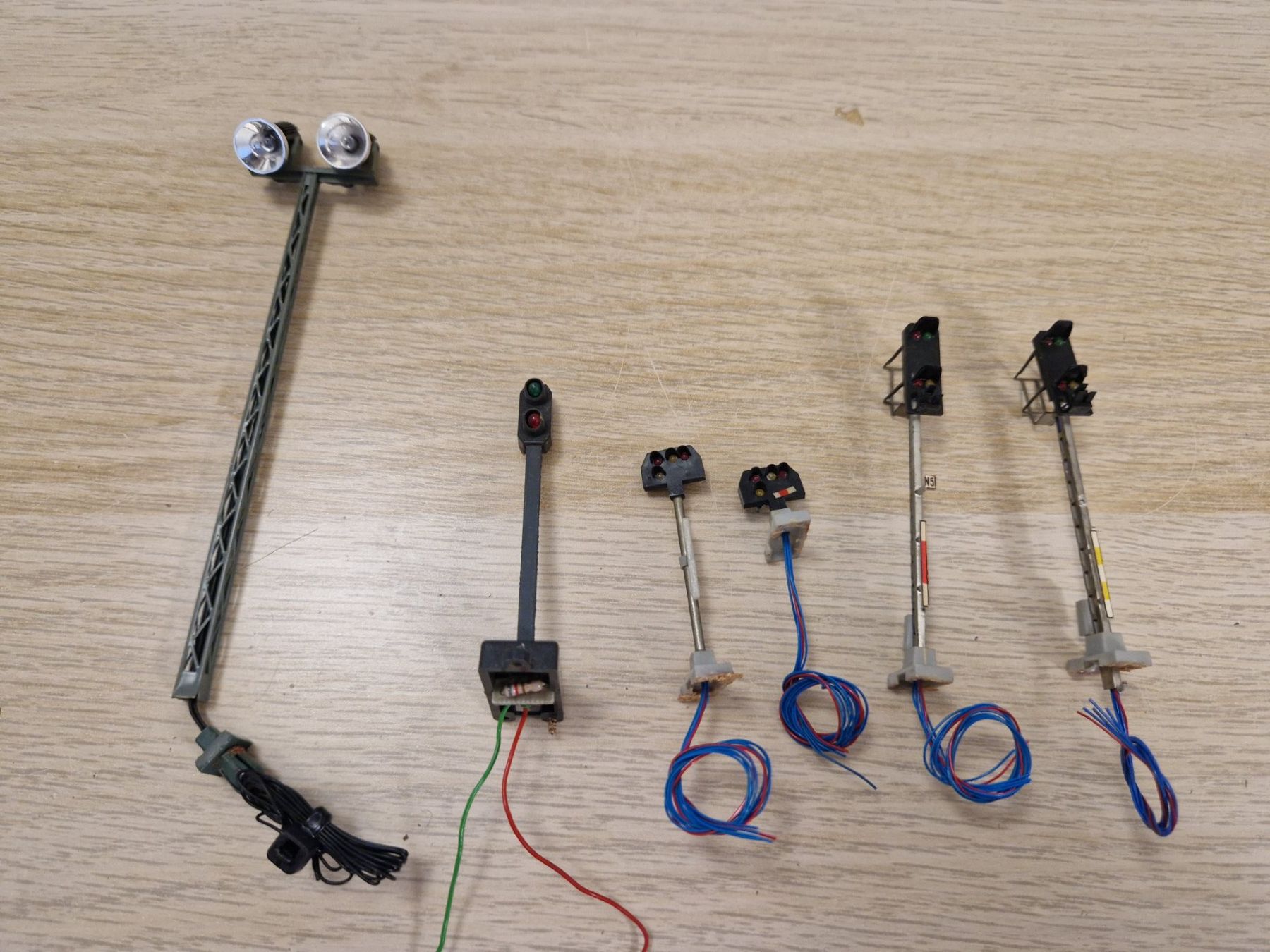 Modellini di ferrovie: 6 x Lichtsignal H0 – Usato da St-Aubin-Sauges venduto da tantome