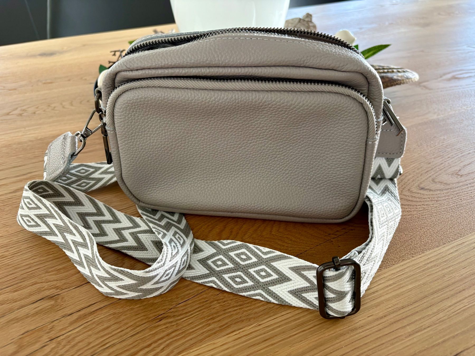 Borse da donna: Schicke Crossbody-Bag / Grau – Nuovo (secondo la descrizione) da Rothenburg venduto da QueenofShopping1
