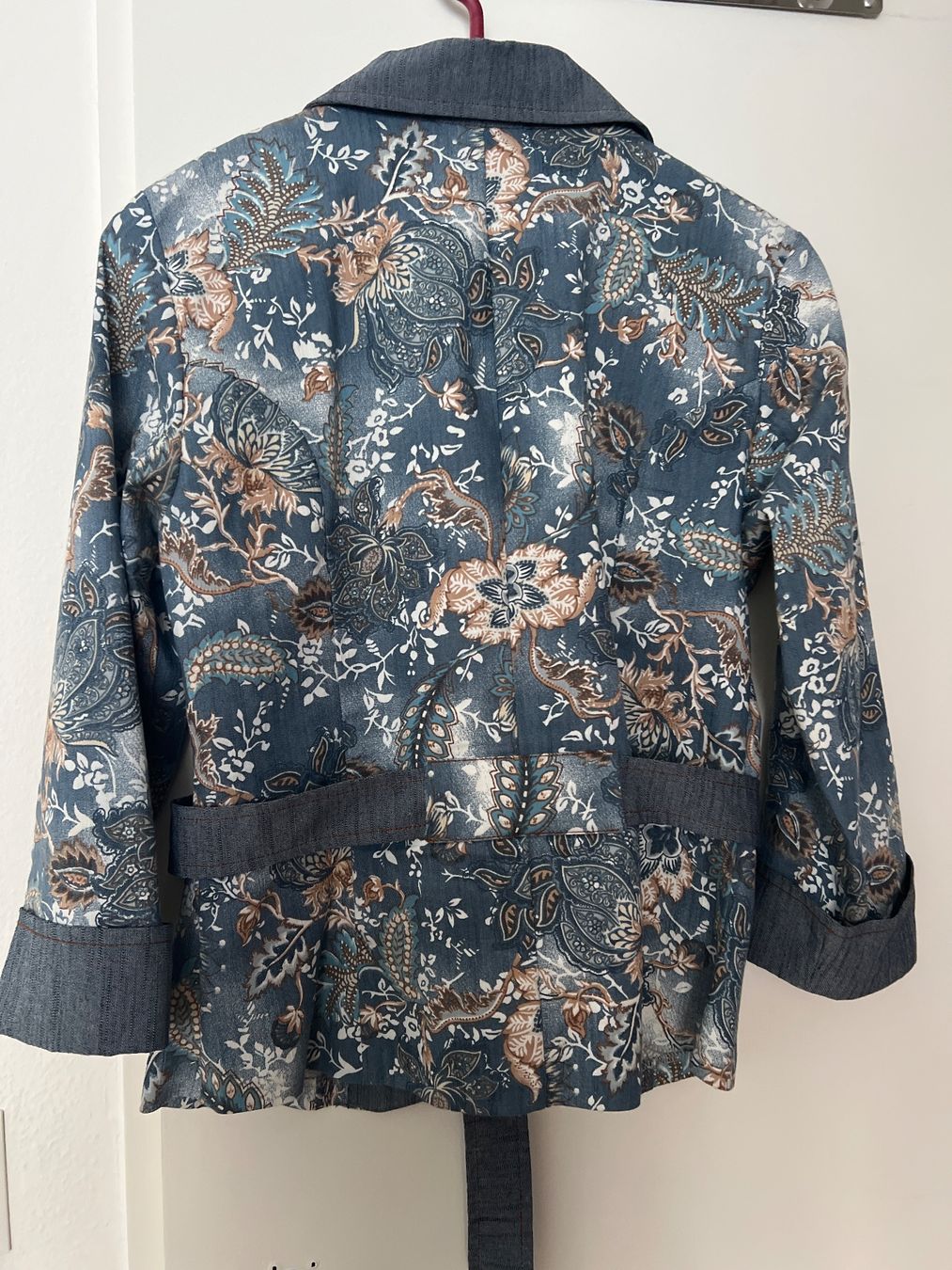 Jacken: Blaue Damen Jacke mit Blumenmuster, Grösse 38, – Gebraucht aus Nürensdorf von and_5tlm 1
