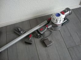 Dyson V-7 Akkustaubsauger mit neue Akku+ Rohr