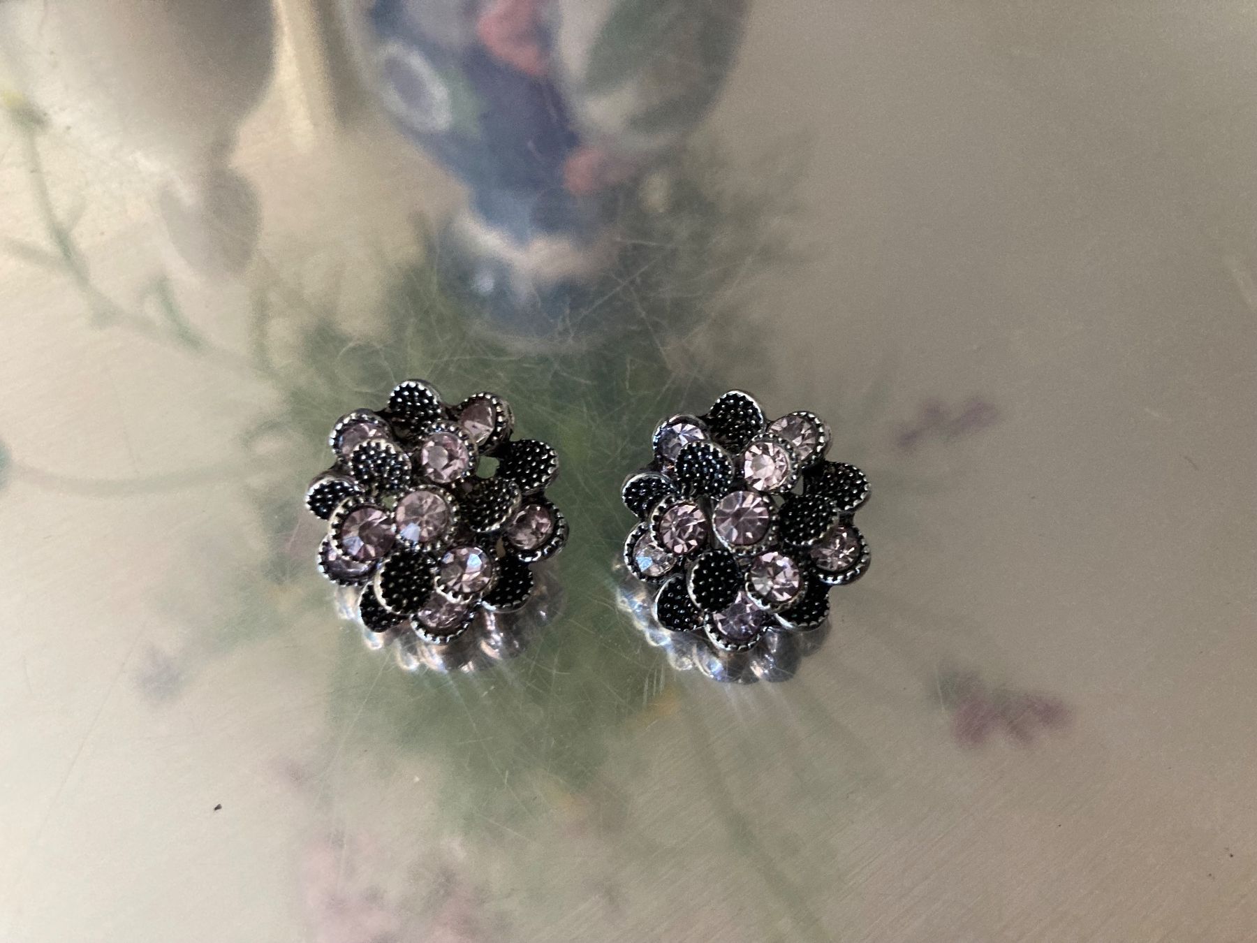 Orecchini pendenti & Orecchini a lobo: Boucles d'oreilles clip décorées de strass argentées – Usato da Marly venduto da Antigona71