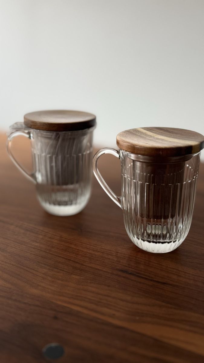 Set di piatti: 2 Design Teetassen mit Holzdeckel & Filter – Nuovo e nell'imballaggio originale da Zürich venduto da Aya03