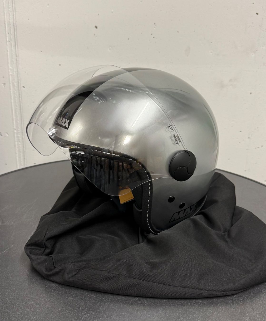 Caschi & visiere: MAX Helm silber mit Visier: S – Nuovo (secondo la descrizione) da Schlieren venduto da carmotica