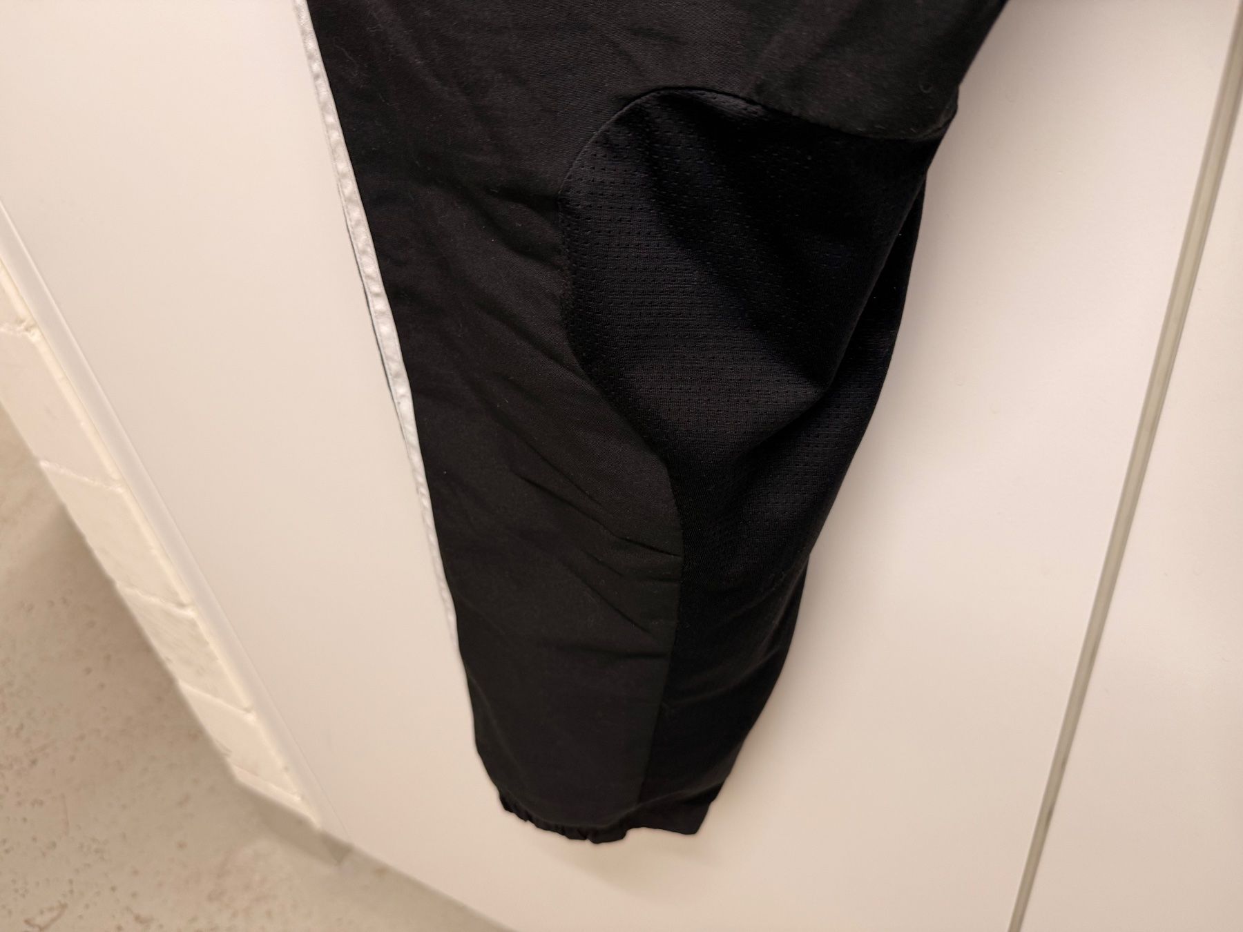 Adidas Pantaloni: Original Adidas Trainingshose schwarz – Usato da Zürich venduto da celai. 6