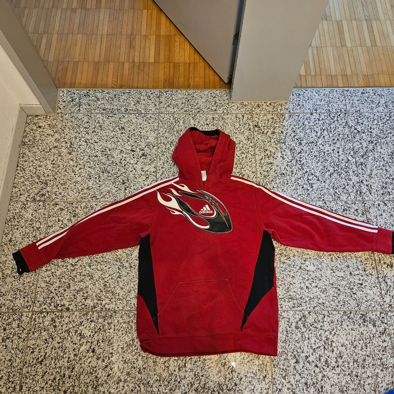 Adidas Maglioni & Felpe: Adidas Kapuzenpullover Gr 164 rot schwarz top Zustand – Usato da Embrach venduto da Lilly2021