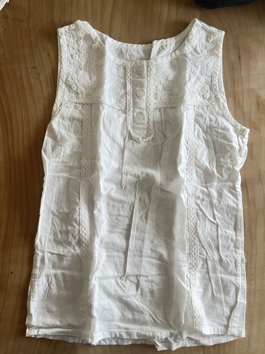 Blouses, T-shirts & Tops: Mädchen-Bluse weiss bestickt Grösse ca140 – Neuf (Voir description) à Horw par Pem1278