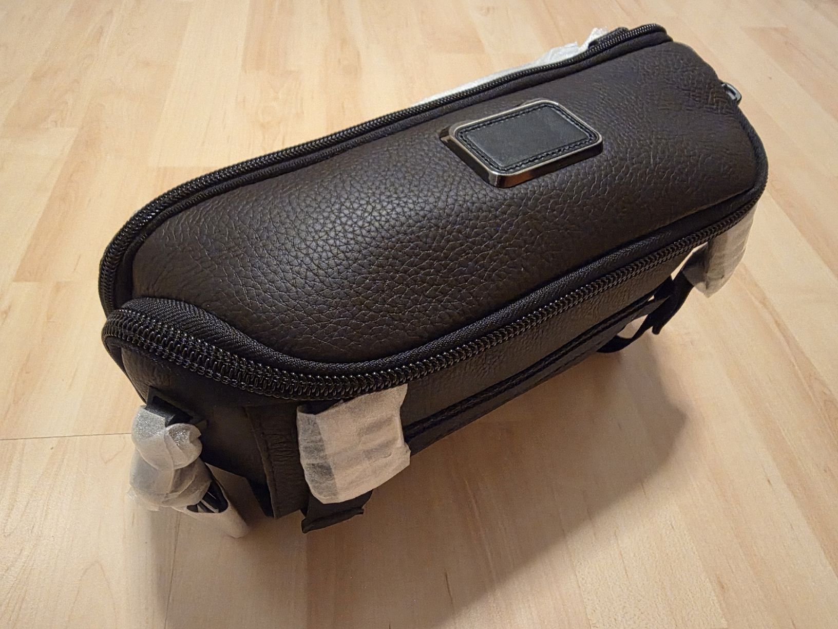 Tumi Borse: Tumi Sling aus Leder. NP ca CHF 500.00 – Nuovo e nell'imballaggio originale da Suhr venduto da Uriangato