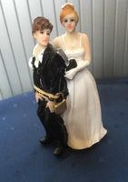 Witzige Dekoration Hochzeitstorte Bräutigam gefesselt