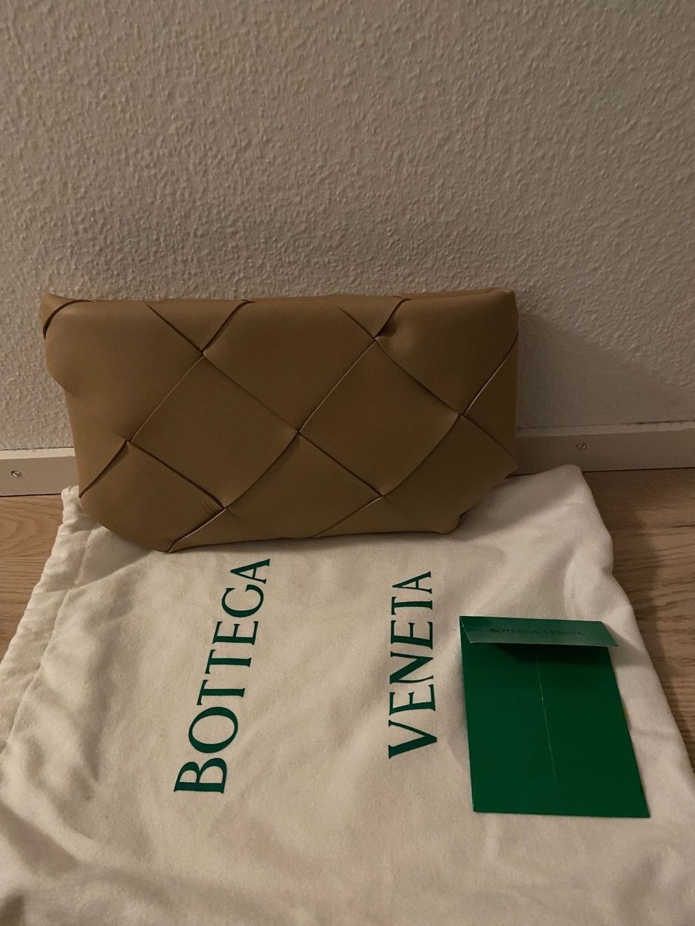 Bottega Veneta Borse da donna: Bottega Veneta Pouch in beige – Nuovo e nell'imballaggio originale da Zürich venduto da Elisa_K 2