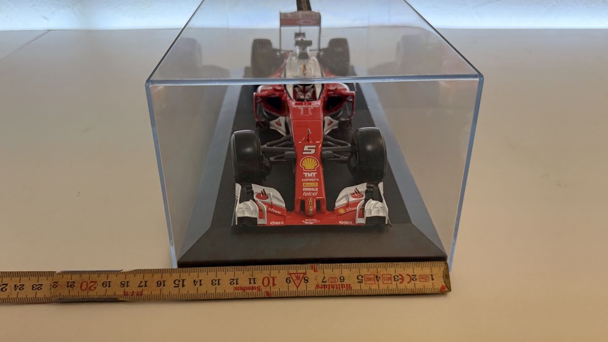 Ferrari Modellautos: Ferrari Formel 1 Modell mit Displaybox  – Gebraucht aus Rotkreuz von perlengott 1