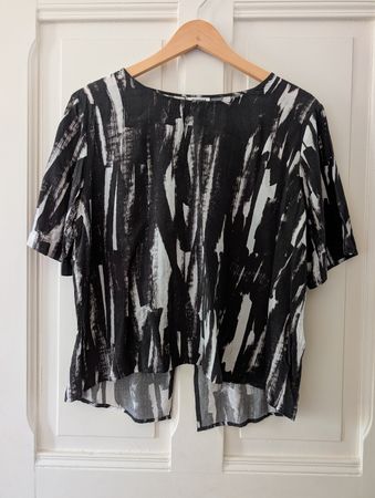 Shirt von MTWTFSS Weekday schwarz weiss gemustert Gr. M 