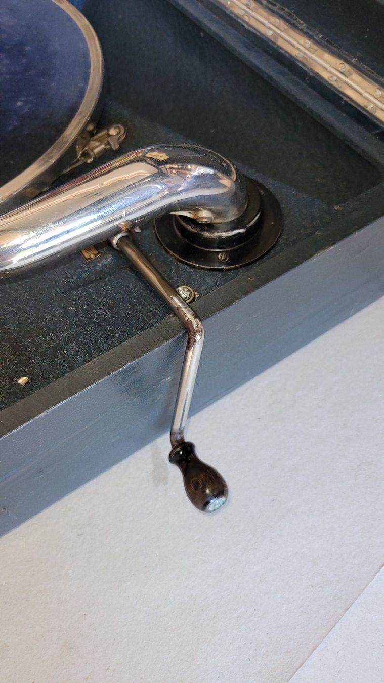 Paillard Giradischi: Koffergrammophon Paillard, Plattenfach div. Schellackplatten – Usato da Liestal venduto da Luggeli1 4