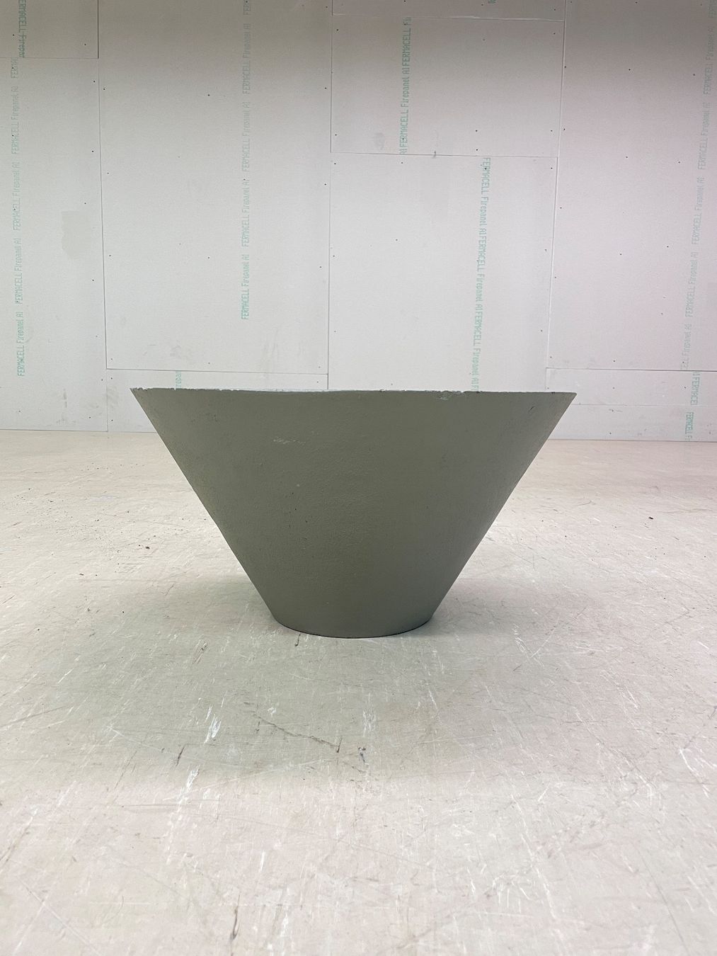 Eternit Vasi per fiori: VintageE.T.E.R.N.I.T Planter / Pflanzengefäss konisch - 55cm – Usato da Bern venduto da Modern-Era