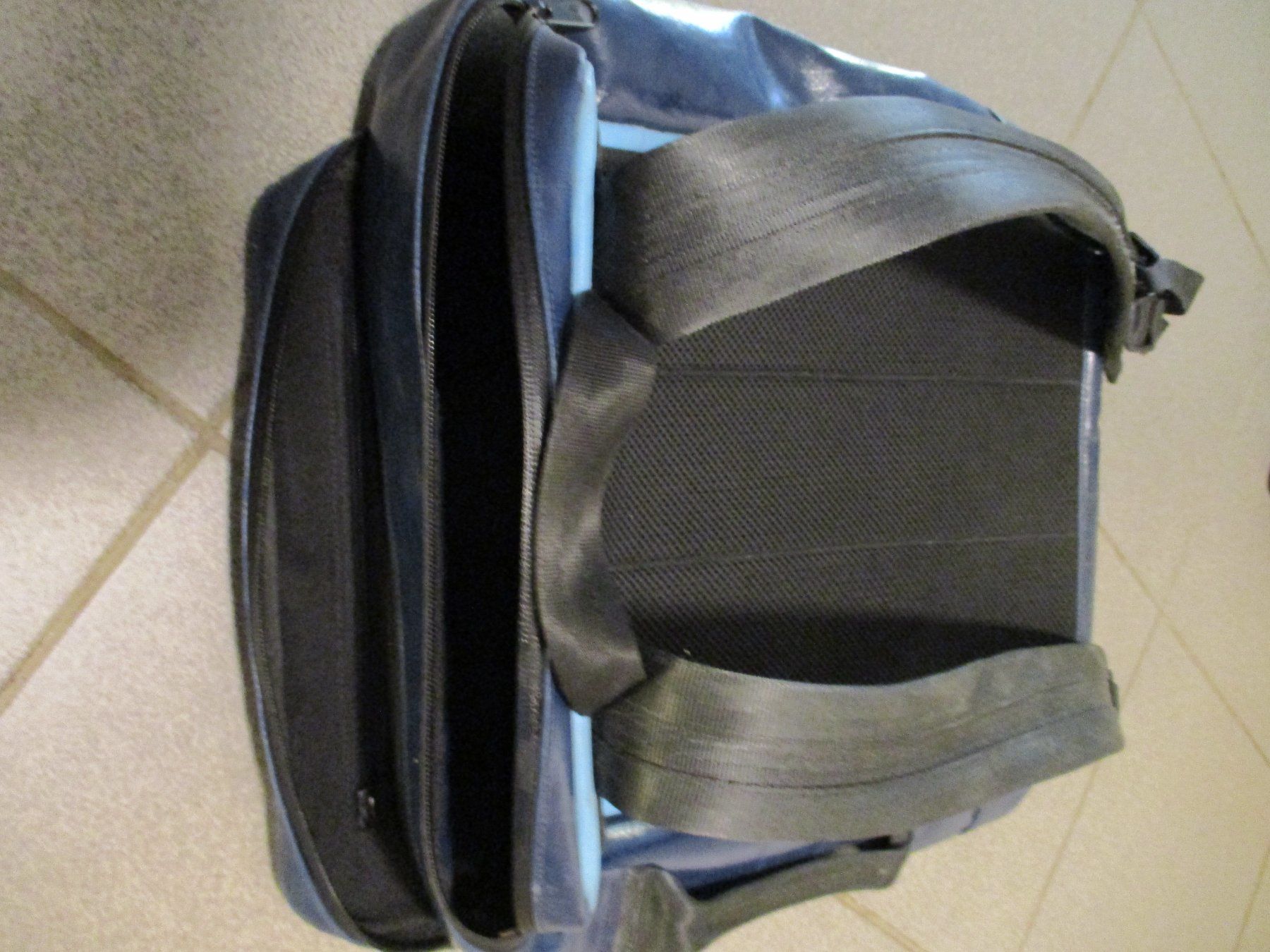 Freitag Rucksäcke: Sac à dos FREITAG bleu avec grand "n" blanc – Gebraucht aus La Sarraz von vic_v6kz 8