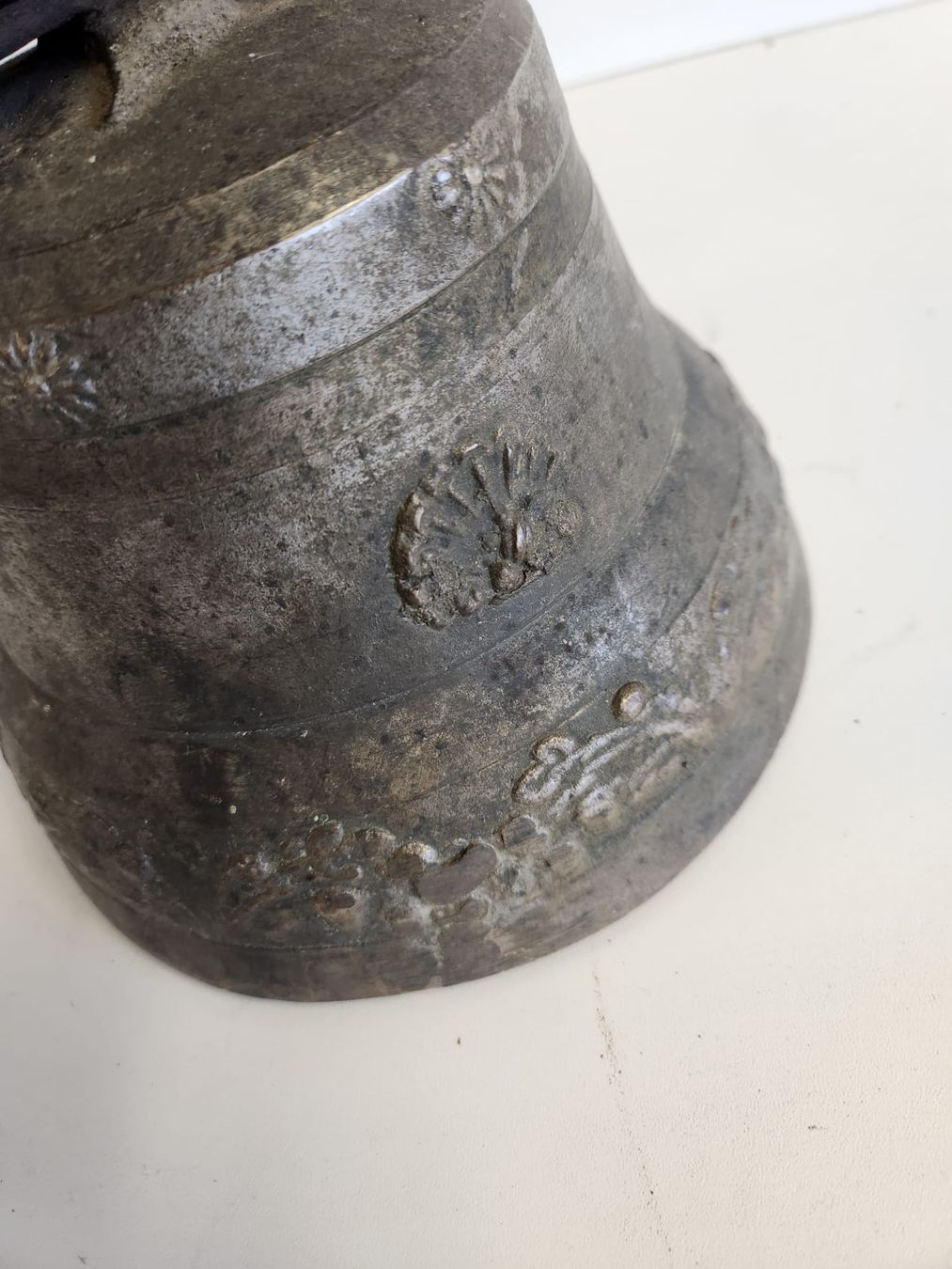 Campanacci mucche: Antike Schweizer Kuhglocke mit Lederband & Gravur – Usato da Tuggen venduto da Zweitechanceboutique 4