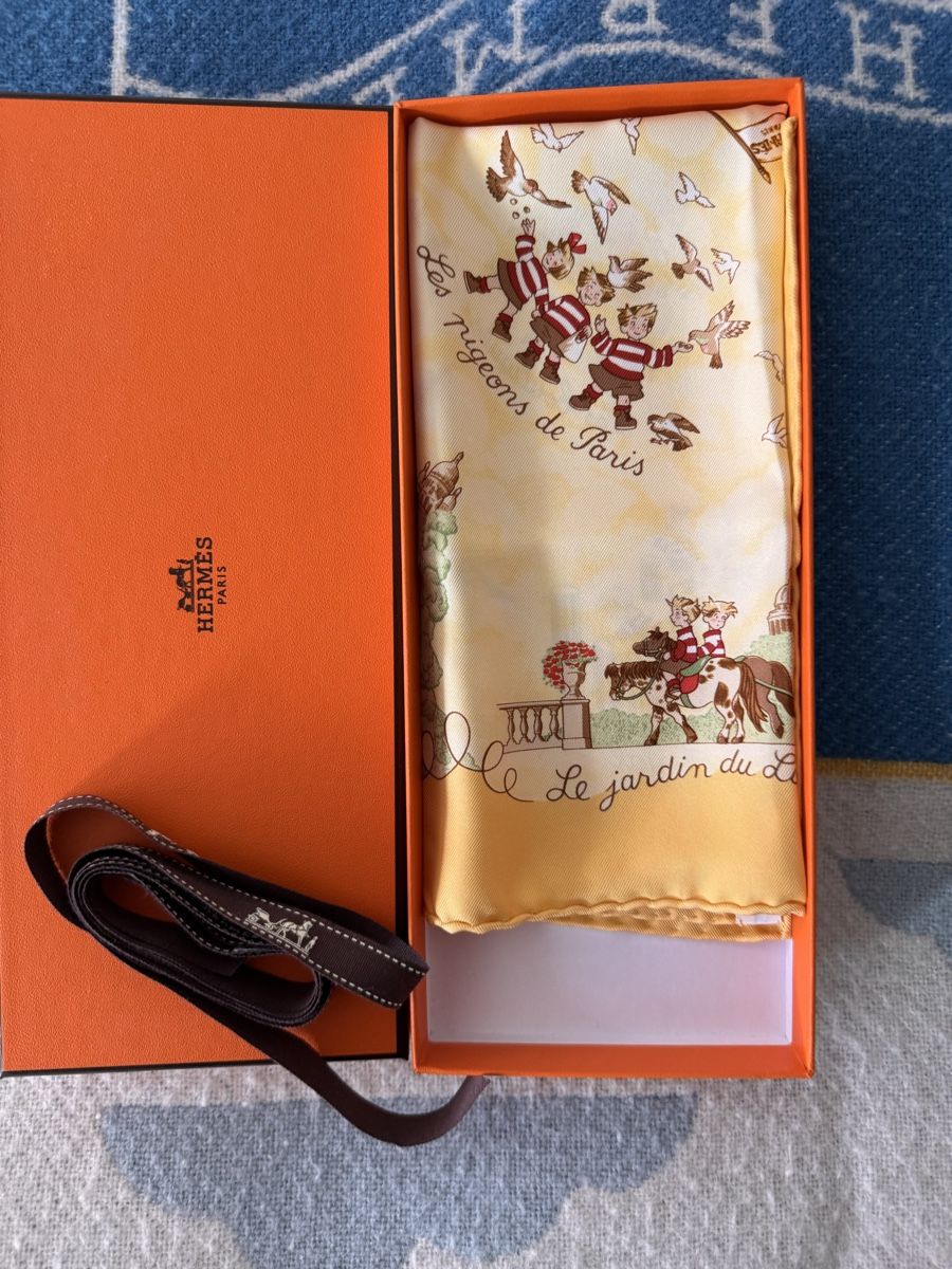 Hermès Foulard & Sciarpe: Hermès gavroche neuf 31x31 cm Les Triplés – Nuovo (secondo la descrizione) da Genève venduto da HappyLifestyle 2