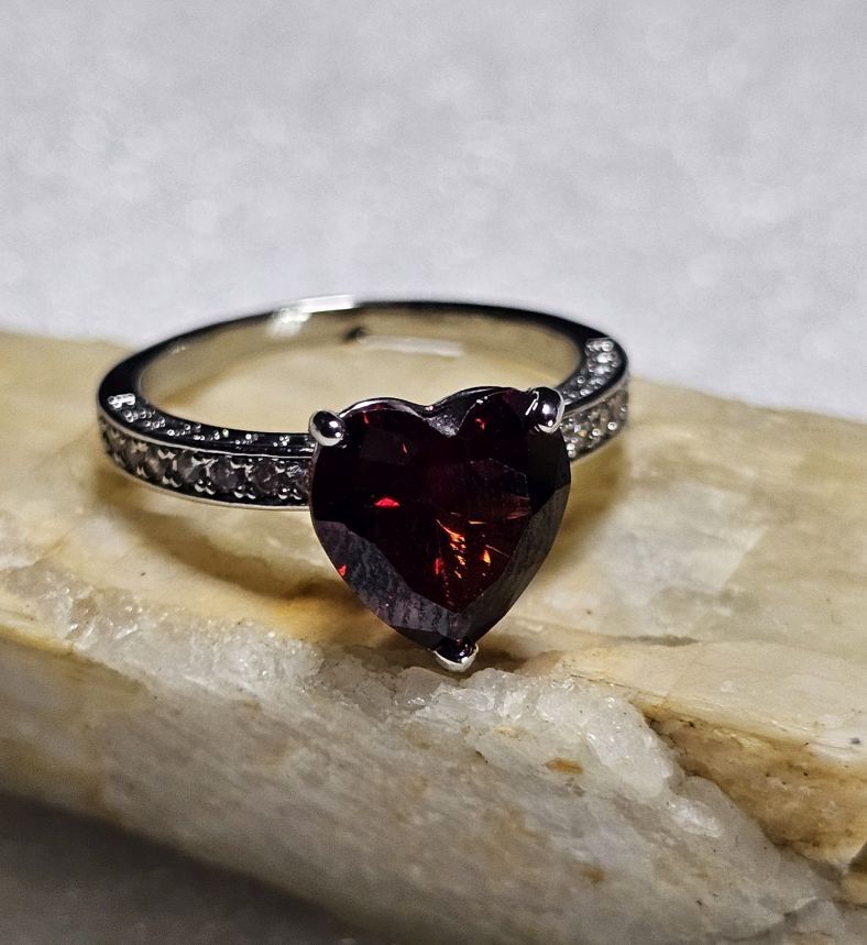 Ringe: Stilvoller Ring mit rotem Zirkonia, Gr. 8 – Neu (gemäss Beschreibung) aus Grenchen von dar_6d52 2
