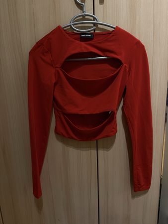 Top à manches longues rouge avec découpes