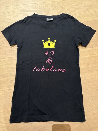Schwarzes T-Shirt "40 & fabulous" mit Krone, Grösse S