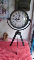 Vintage Uhr auf Stativ Beinen