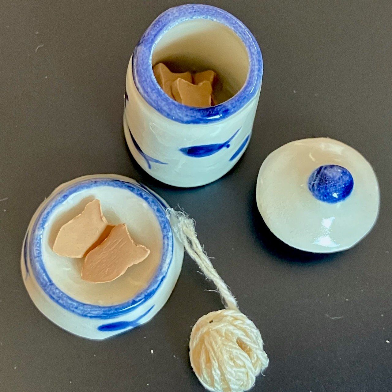 Katzenfutter/Wollknäuel-Set für die Puppenstube. NP 24.00. (Neu und ...