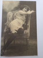 AK Foto Akt Frau um  Erotik Zigarette