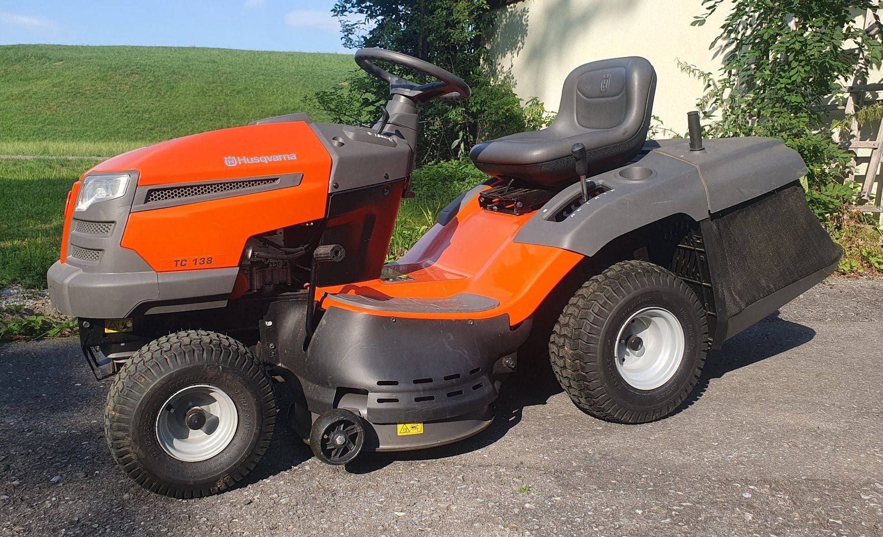 Husqvarna Tagliaerba: Rasentraktor Husqvarna TC 138 – Usato da Unterägeri venduto da Ursl7