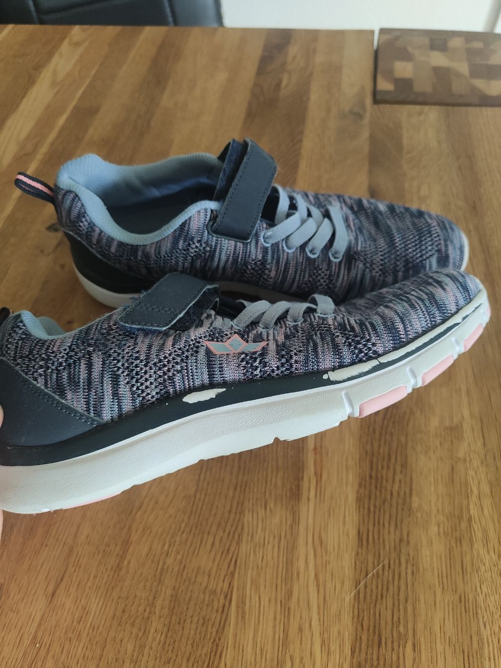 Scarpe per ragazze:  Turnschuhe.für Halle.Gr. 39 – Usato da Effretikon venduto da jeb_l9k5 1