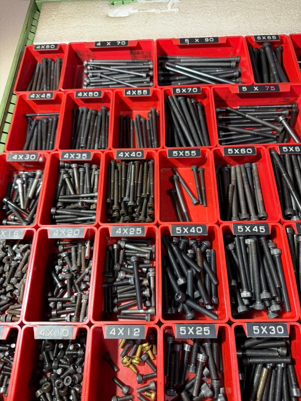 Tutti gli attrezzi: Schrauben Sortiment  mit Innensechskant, gute Zust,... – Usato da Buchs AG venduto da Werkstatt-Shop 1