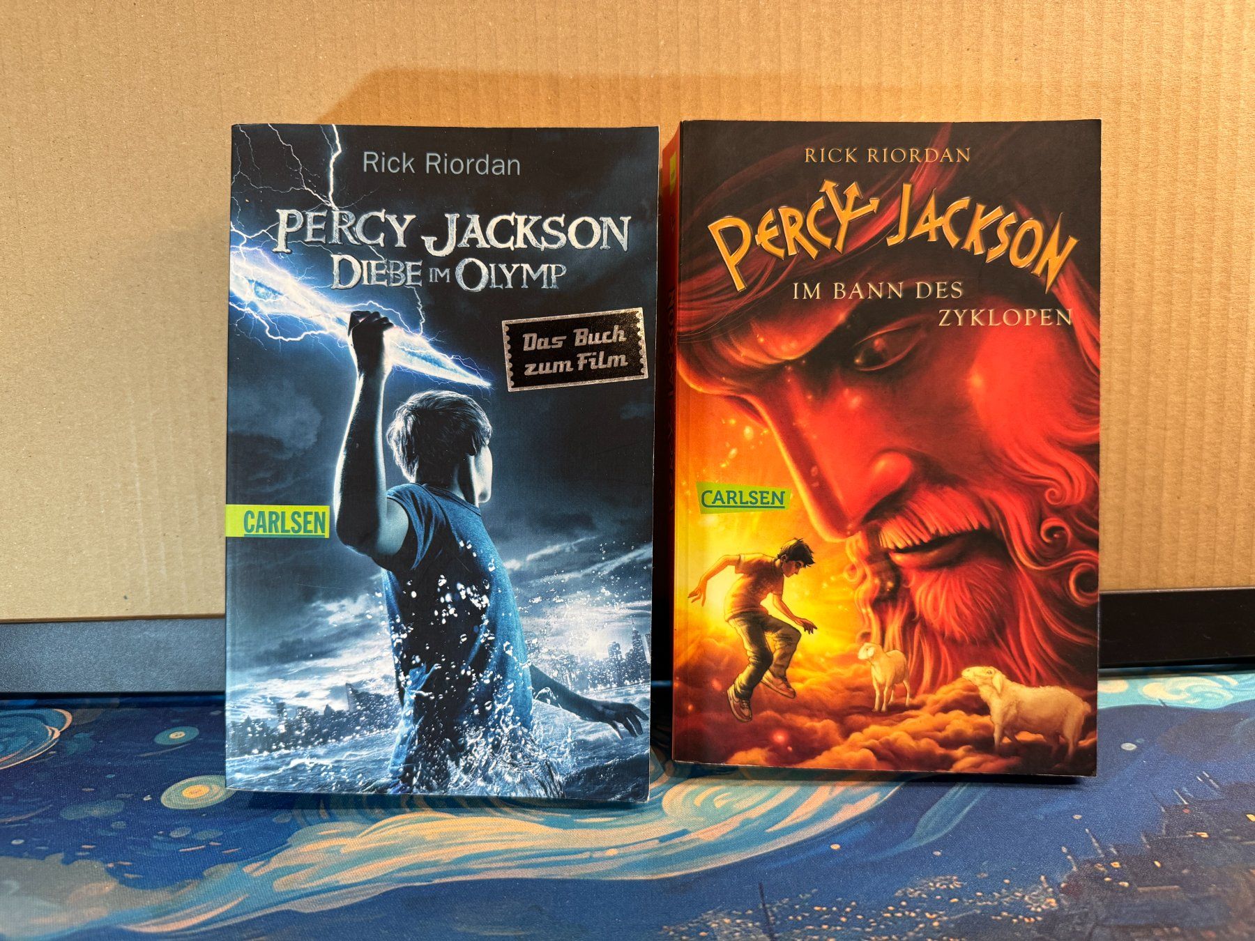 Libri: Percy Jackson - 2 Bücher – Nuovo (secondo la descrizione) da Tentlingen venduto da mondir
