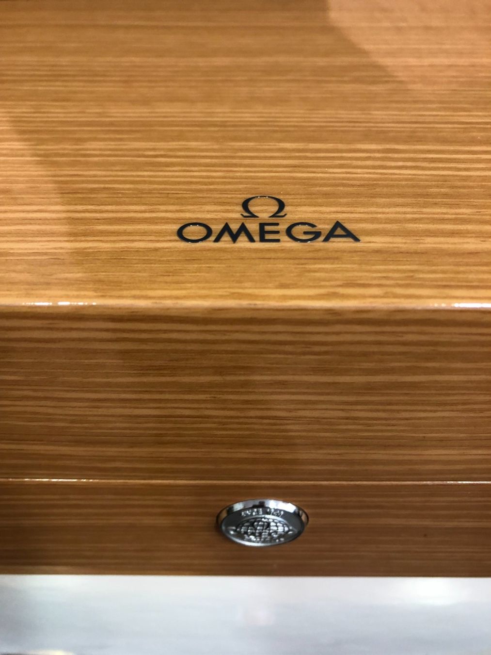 Omega Uhrenboxen: Original Omaga Box Holz – Neu und originalverpackt aus zürich von Michelbourquin 4