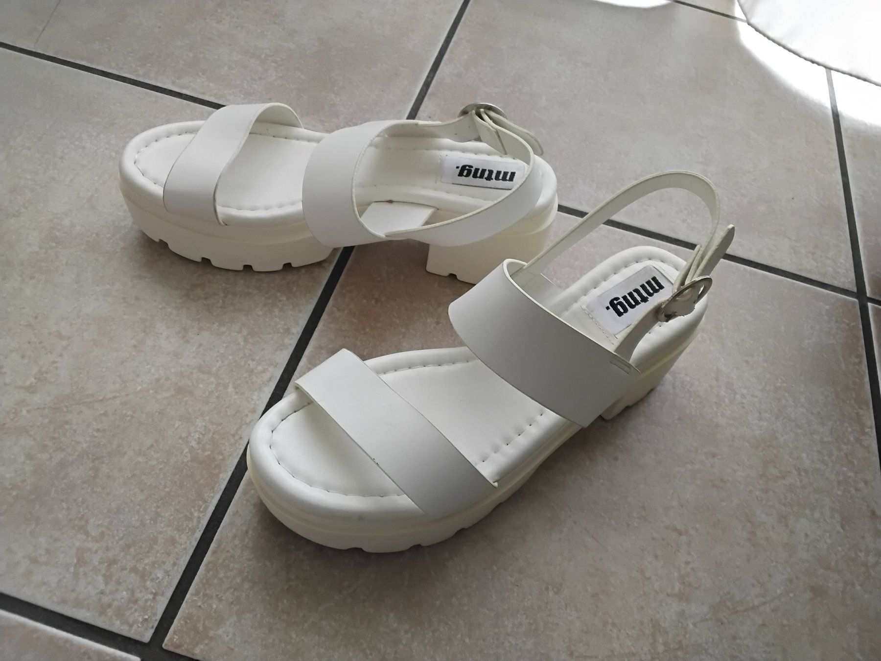Scarpe da donna: Sandales blanches d'été MTNG T38 – Nuovo (secondo la descrizione) da Chêne-Bourg venduto da Fio994