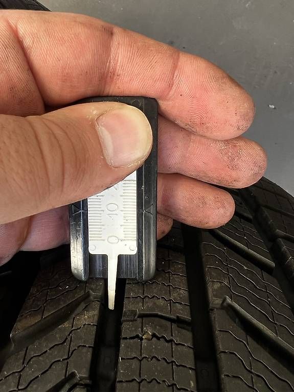 Pneumatici & Ruote complete: 215/55 R18 Winterreifen – Usato da Sursee venduto da gas_8n5t 4