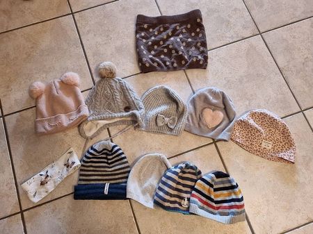 Diverse Mützen, Halstuch und Stirnband für Kleinkinder