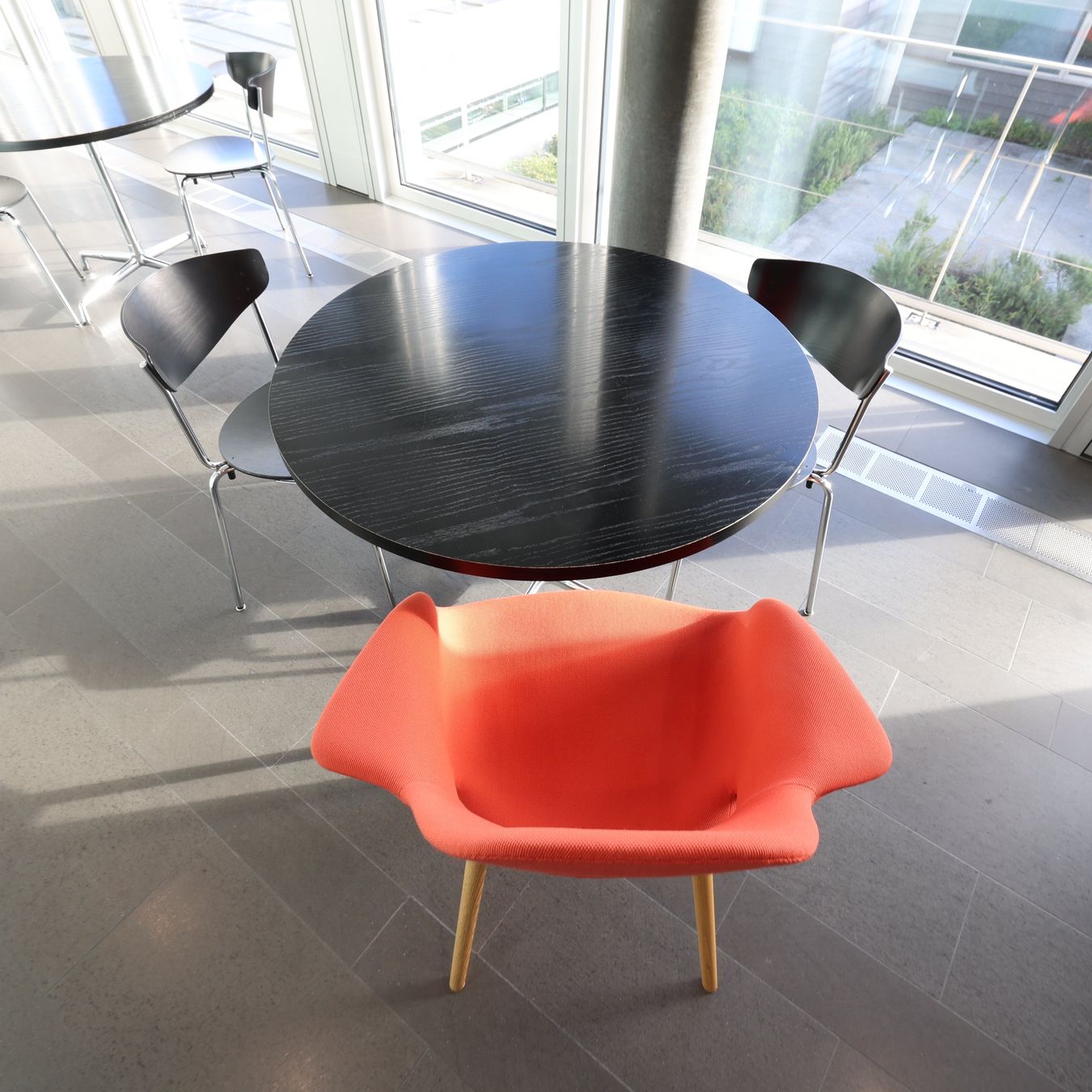 Vitra Tische: Vitra Eames Contract Table rund, kleine Platte – Gebraucht aus Affoltern am Albis von Zapro