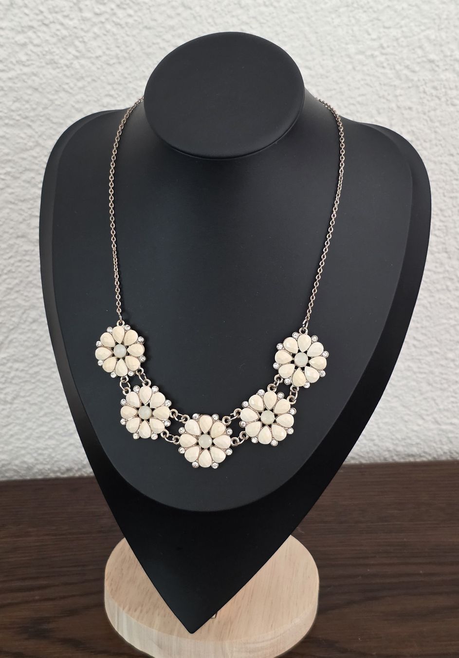 Ketten: Collier Blumenkettchen creme mit Strass neuwertig – Gebraucht aus Rheinsulz von Gilea 1