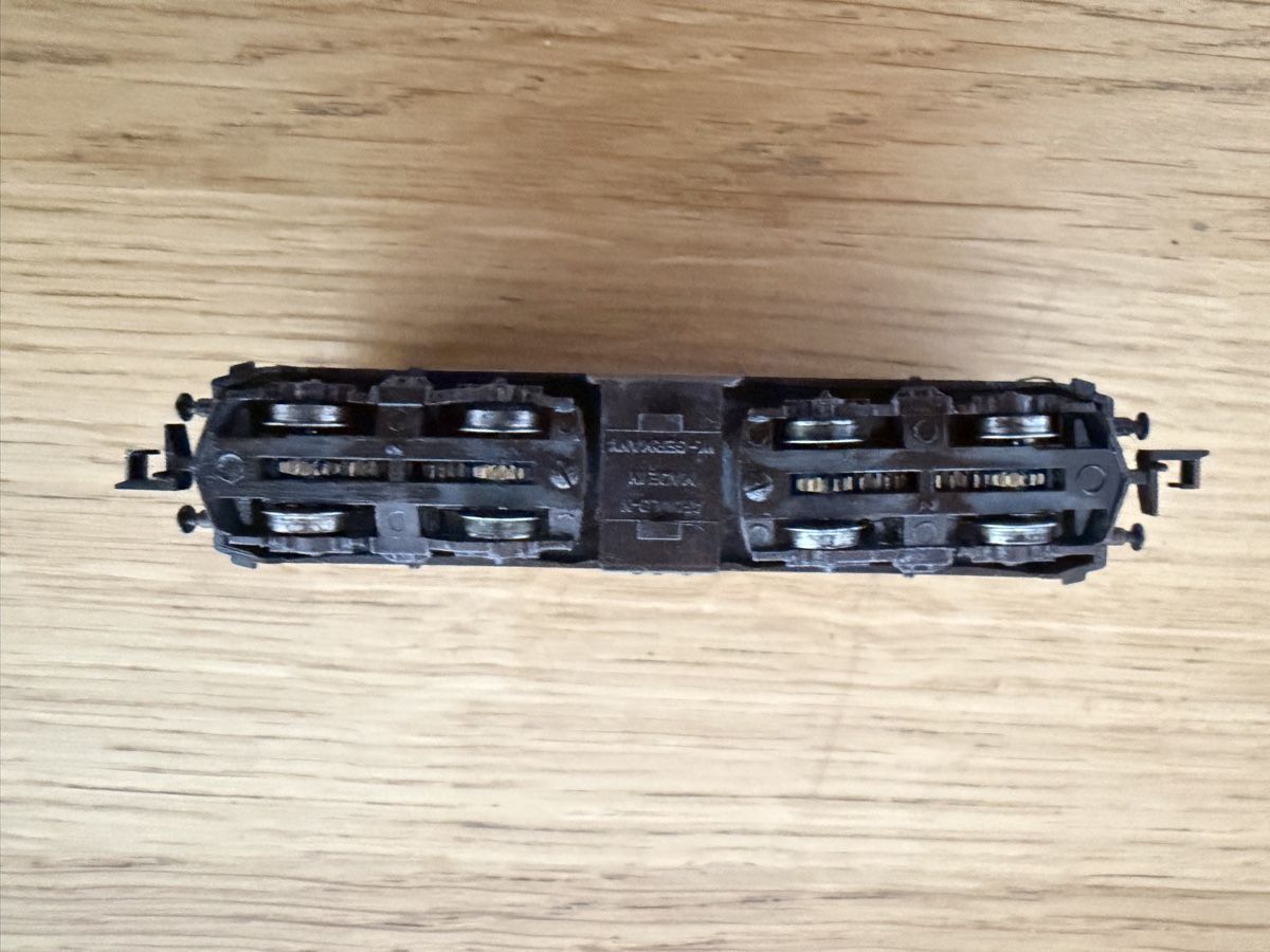 Arnold Modellini di ferrovie: Arnold E-Lok Re 4/4 BR 170 BLS + Wagen – Usato da Schaffhausen venduto da KellerJuerg 2