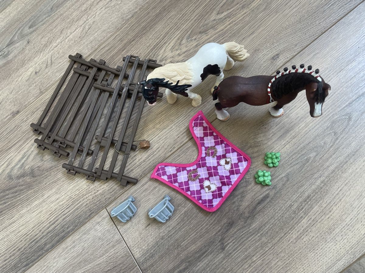 Schleich Giocattoli: Zwei Pferde mit Haag und Zubehör  – Usato da Dornach venduto da san_s2qy 1