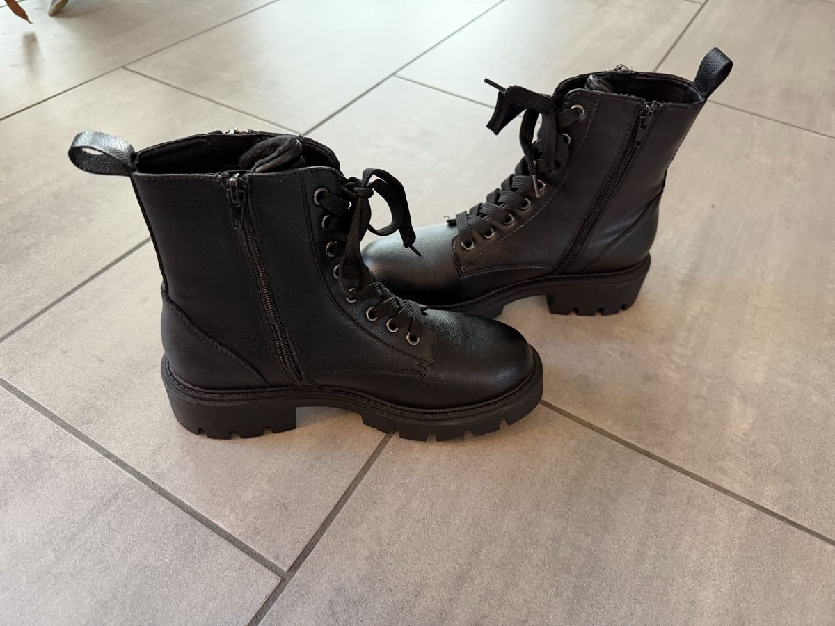 Scarpe da donna: Schwarze Boots, Gr. 38, Neu – Nuovo (secondo la descrizione) da Rain venduto da sve_v9g8 2